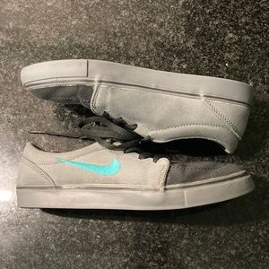 Gray Nike SB Boys Canvas Shoes EUC